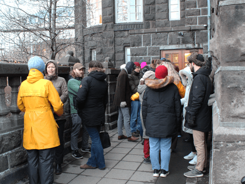 Fjöldi vísindamanna sem vildi fylgjast með umræðum af pöllum Alþingis var slíkur að það varð að hleypa fólki inn í hollum.